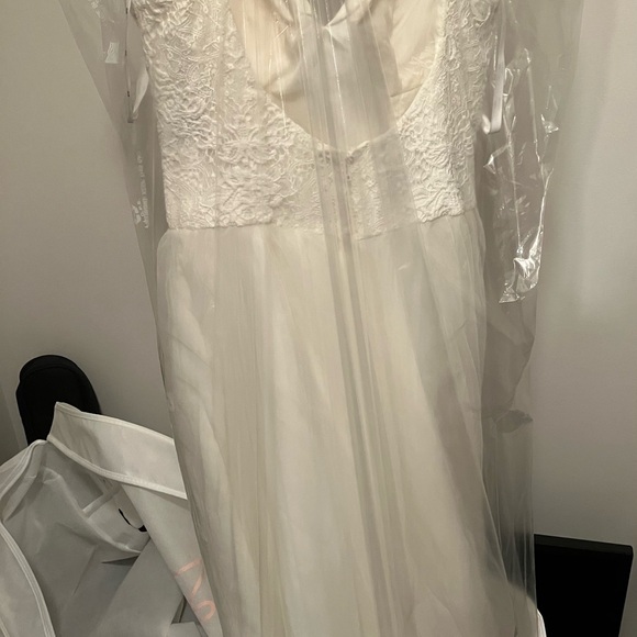 NWT Size 4 David’s Bridal Basque Waist Lace Bodice Wedding Dress - Picture 9 of 11